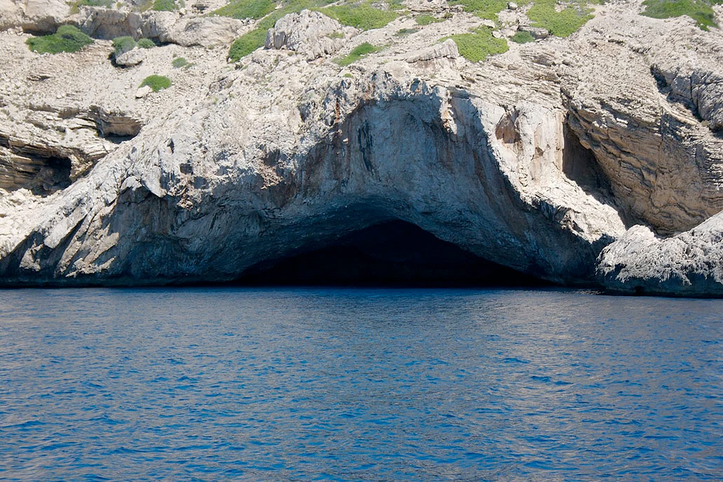 Blaue Höhle von Cabrera vom Meer aus gesehen