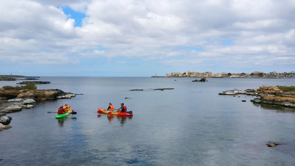 Grupo de Kayaks en el mar junto a Colonia de Sant Jordi