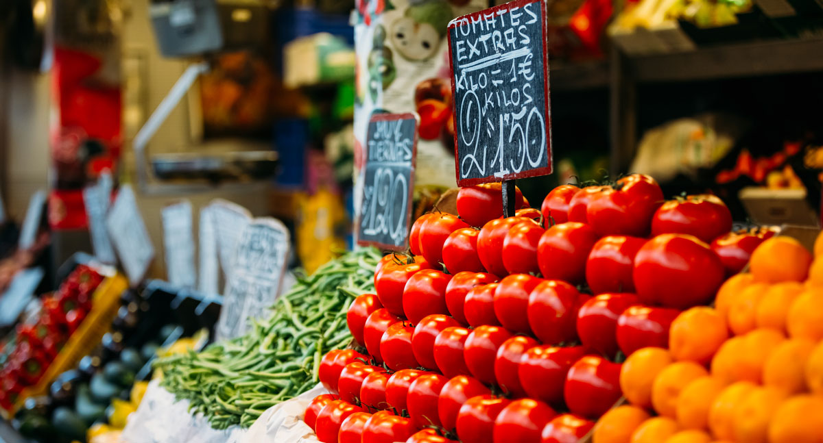 Frutas y verduras en puesto del mercado de la Colonia de Sant Jordi